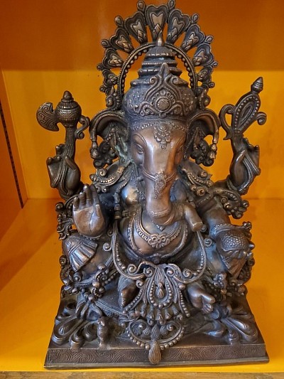 🌟 Ganesh en Bronze – L’Éclat du Sacré chez Vous Offrez à votre espace une présence divine avec cette somptueuse statue de Ganesh en bronze, symbole de sagesse, de prospérité et de protection. Chaque détail est finement travaillé pour refléter l’héritage spirituel et artistique de l’Inde. ✨ Caractéristiques : - Matériau : Bronze massif - Finition : Patine artisanale, détails ciselés à la main - Hauteur : 52 - Origine : Artisanat traditionnel indien - Poids : 30kg 💬 Pourquoi Ganesh ? Ganesh est le dieu qui écarte les obstacles et guide vers la réussite. Sa présence dans votre intérieur invite à la sérénité, à la concentration et à l’abondance. 💰 Prix : 800,00 € - Livraison rapide et sécurisée - Pièce unique, disponible en quantité limitée