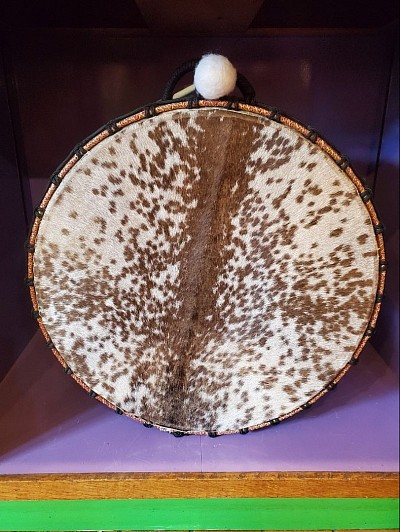 Navaro – 400,00 €  Un instrument sacré, entre tradition et puissance sonore.  Ce tambour chamanique de tradition Navaro est bien plus qu’un simple instrument : c’est un compagnon de voyage intérieur, un lien entre les mondes, façonné avec respect et savoir-faire ancestral.  ✨ Caractéristiques : - Origine : Artisanat traditionnel Navaro   - Diamètre : 53 cm   - Matériaux : Peau naturelle tendue à la main, cadre en bois sculpté   - Sonorité : Profonde, vibrante, idéale pour les rituels, méditations et soins énergétiques   - Accessoire inclus : Mailloche en bois  💬 Pourquoi ce tambour ? Chaque pièce est unique, imprégnée de l’énergie de son créateur. Il est conçu pour accompagner les praticiens dans leurs cérémonies, mais aussi pour les passionnés de spiritualité à la recherche d’un objet authentique et puissant.  💰 Prix : 400,00 €   📦 Livraison possible – Me contacter pour les modalités