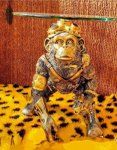 Une table d'appoint sculpturale en forme de singe steampunk, parfaite pour ajouter une touche d'audace et d'originalité à votre intérieur. Plateau en verre, socle détaillé finition métal doré. Idéale dans un salon, une entrée ou une boutique au style bohème/ethnique. Caractéristiques Dimensions : 33,5 × 32 × 40,5 cm (L × P × H) Matériaux : Résine sculptée + finition dorée, plateau verre Poids estimé : ~3–5 kg État : Neuf Couleur dominante : Doré / bronze Prix 210,00 € (TVA incluse )