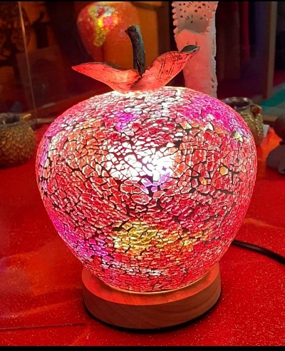 Lampe décorative “Pomme Éclat de Verre” – 60,00 €  Illuminez votre intérieur avec cette lampe en forme de pomme, réalisée en mosaïque de verre coloré. Chaque éclat reflète la lumière avec douceur et crée une ambiance chaleureuse et féérique, parfaite pour une table de salon, une chambre cosy ou un coin méditation.  Forme : pomme gourmande et élégante  Matière : mosaïque de verre + base en bois  Couleur : nuances de rouge, rose et doré  Hauteur : environ 25cm  Source lumineuse : LED basse consommation incluse   ✨ Pièce unique : chaque pomme est assemblée à la main, garantissant un charme authentique.   ---  Prix : 60,00 € Disponibilité : en stock – retrait en boutique ou expédition possible.