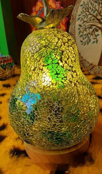 Lampe décorative “Poire Éclat de Verre” – 60,00 € Sublimez votre intérieur avec cette lampe en forme de poire, réalisée en mosaïque de verre artisanale. Sa lumière chaude et ses reflets dorés créent une ambiance douce et apaisante, idéale pour un salon cosy ou une chambre cocooning. 📦 Disponibilité : en stock – retrait en boutique ou expédition possible. 🛒 Acheter maintenant