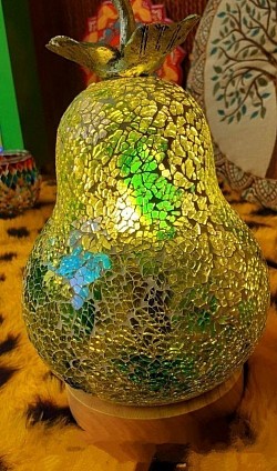 Lampe décorative “Poire Éclat de Verre” – 60,00 €  Cette lampe en forme de poire, réalisée en mosaïque de verre artisanale. Sa lumière chaude et ses reflets dorés créent une ambiance douce et apaisante. Hauteur 25cm