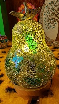 réalisée en mosaïque de verre artisanale. Sa lumière chaude et ses reflets dorés créent une ambiance douce et apaisante. Hauteur 25cm