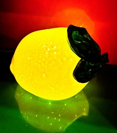 Lampe Citron – 60,00 € 🍋 Apportez une touche de fraîcheur et de bonne humeur à votre intérieur avec cette superbe lampe en forme de citron. Sa lumière douce et chaleureuse diffuse une ambiance cosy tout en ajoutant une note originale à votre décoration. Parfaite pour illuminer un salon, une chambre ou même une cuisine, elle est à la fois pratique et esthétique. Son design fruité et ses détails soignés en font un objet unique qui ne passe pas inaperçu. 💡 Caractéristiques : Forme réaliste de citron avec feuilles vertes Lumière chaude et agréable Fabrication soignée et matériaux de qualité Idéale pour offrir ou se faire plaisir Disponible dès maintenant chez Karmalika – 47 rue de la République, Creil.