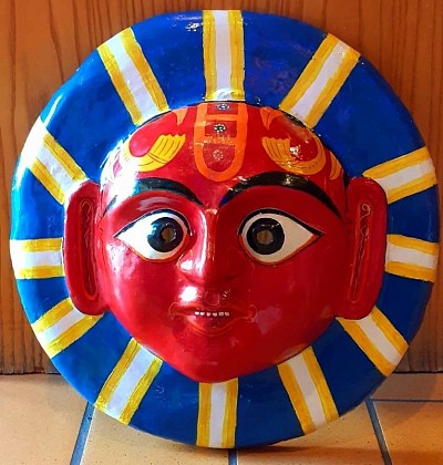 Apportez chaleur et énergie positive à votre intérieur avec ce magnifique masque soleil népalais. Symbole de lumière et de vitalité, il est entièrement peint à la main et réalisé dans la tradition artisanale. Un objet unique qui illuminera vos murs et attirera les regards ! ✨ Prix : 50,00 € 📍 Disponible chez Karmalika, 47 rue de la République, Creil