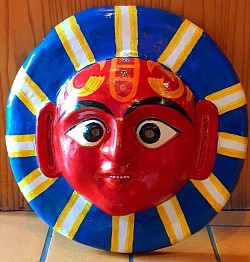 Masque soleil népalais. Symbole de lumière et de vitalité, il est entièrement peint à la main et réalisé dans la tradition artisanale. Un objet unique qui illuminera vos murs et attirera les regards ! Prix  50,00 €