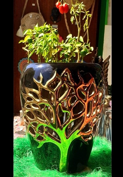 Un vase raffiné qui allie élégance et symbolisme. Son motif Arbre de Vie doré rayonne sur le fond noir brillant, rappelant la force, la croissance et l’harmonie. Idéal pour sublimer vos plantes.