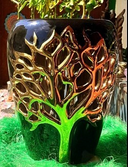 Un vase raffiné. Son motif Arbre de Vie doré rayonne sur le fond noir brillant, rappelant la force, la croissance et l’harmonie. Prix 45,00€