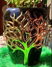 Son motif Arbre de Vie doré rayonne sur le fond noir brillant, rappelant la force, la croissance et l’harmonie.