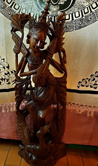 Déesse de la sagesse et des arts   Cette pièce unique, finement sculptée dans le bois, représente Saraswathi, figure emblématique de la connaissance, de la musique et de la poésie. Chaque détail, des instruments qu’elle tient à la posture gracieuse du cygne à ses pieds, évoque l’harmonie et l’inspiration. Une œuvre qui invite à la contemplation et à l’élévation de l’esprit.  💰 Prix : 600,00 €   📐 Dimensions : ()   📍 Origine : ( Bali )