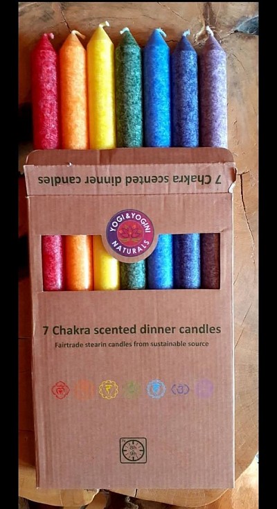 Équilibrez vos énergies avec notre coffret de 7 bougies parfumées Chakra, chacune associée à une couleur et un symbole spécifique. Fabriquées à partir de stéarine équitable et issues de sources durables, elles offrent une combustion propre et une ambiance zen pendant 8 à 9 heures. Ce coffret contient : 🌈 7 bougies aux couleurs des chakras : rouge, orange, jaune, vert, bleu, indigo, violet 🌿 Parfums subtils pour accompagner vos séances de méditation ou moments de détente ♻️ Respect de l’environnement et commerce équitable 💶 Prix : 18 € 📦 Disponible dès maintenant – livraison ou retrait