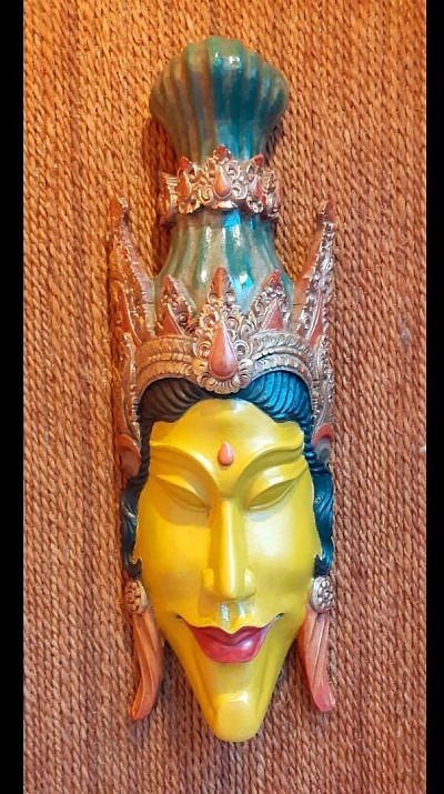 Un chef-d'œuvre sculpté à la main, ce masque Krina allie tradition et élégance. Sa coiffe dorée aux accents rouges et bleus évoque la royauté.  🪵 Bois travaillé avec finesse  📏 H: 62cm × 21cm   Prix : 140 €   Parfait pour une déco ethnique chic ou une collection d’art tribal.