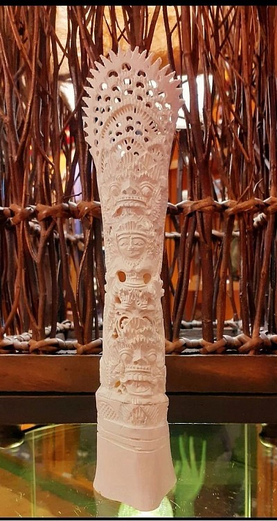 Cette pièce rare, finement sculptée à la main en Inde, représente une série de visages et figures empilés verticalement, évoquant la spiritualité et la richesse culturelle du sous-continent. H: 24 cm × L5,5 cm Chaque détail est une démonstration de savoir-faire ancestral, avec un éventail ajouré en haut qui ajoute une touche d’ornementation raffinée. Idéale pour les amateurs d’art ethnique, les collectionneurs ou comme élément décoratif unique.