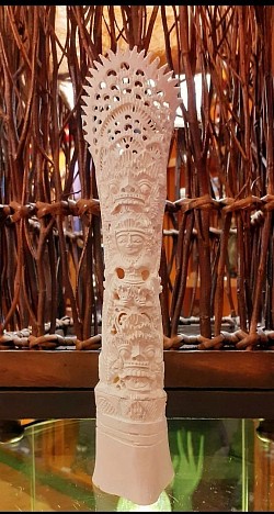Cette pièce rare, finement sculptée à la main en Inde, représente une série de visages et figures empilés verticalement, évoquant la spiritualité et la richesse culturelle du sous-continent.  H: 24 cm × L5,5 cm Prix 400,00 €