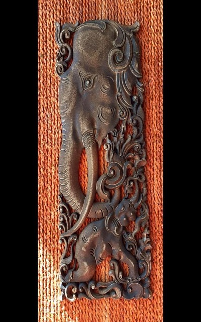 Magnifique sculpture murale en bois.   🪵 Bois sculpté à la main – Chaque détail est soigneusement travaillé, représentant une tête d’éléphant ornée de motifs floraux.  Dimensions : 20 cm  Prix : 25,00 €
