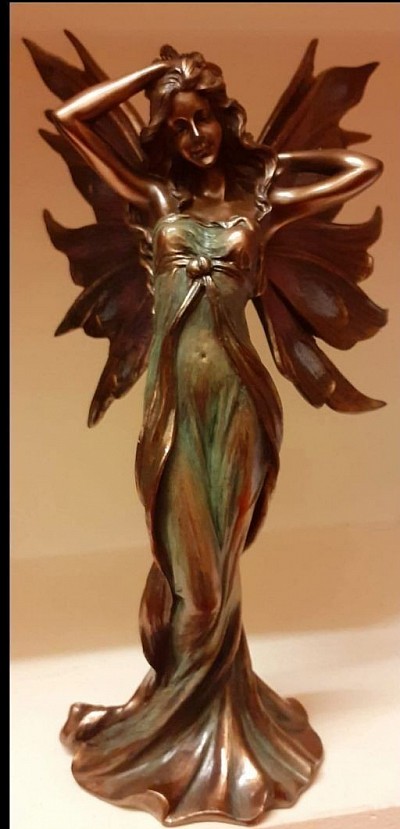 Cette élégante fée en résine, finement sculptée et pleine de grâce Dimensions : 24 cm × 13 cm    Prix : 65,00 €   Son allure délicate, sa robe fluide et ses ailes déployées en font une pièce idéale pour une décoration féerique, romantique ou bohème.