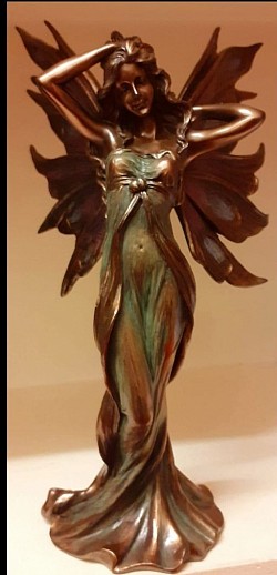 Cette élégante fée en résine, finement sculptée et pleine de grâce Dimensions : 24 cm × 13 cm    Prix : 65,00 €