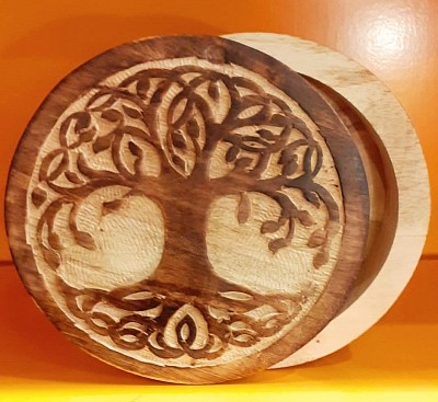 Ce coffret rond en bois naturel est orné d’un motif “Arbre de Vie” finement sculpté à la main.   Diamètre : 20 cm    Prix : 30,00 €   Idéal pour ranger bijoux, petits trésors.