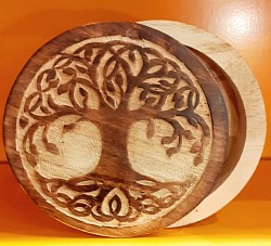 Ce coffret rond en bois naturel est orné d’un motif “Arbre de Vie” finement sculpté à la main.   Diamètre : 20 cm    Prix : 30,00 €