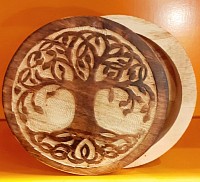 Bois naturel orné d’un motif sculpté à la main