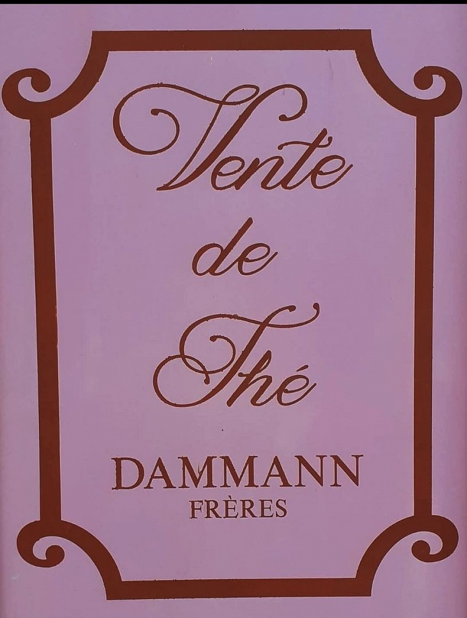 Plongez dans l’univers raffiné des thés Dammann Frères, une maison emblématique au savoir-faire français. Chaque infusion est une invitation au voyage, entre tradition et délicatesse.  ✨ Sélection exclusive disponible en boutique   🎁 Idéal pour offrir ou se faire plaisir   📍 Venez découvrir nos thés sur place