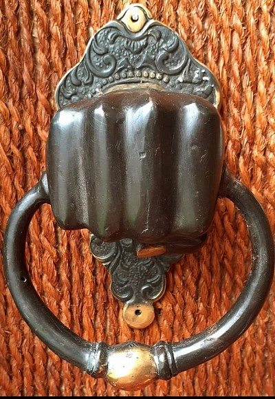 Ce heurtoir audacieux en forme de poing. Une pièce unique qui allie force et élégance, idéale pour une porte pleine de personnalité.  - Dimensions : largeur 12 cm × hauteur 18 cm   - Matériau : bronze massif - Prix : 120 €