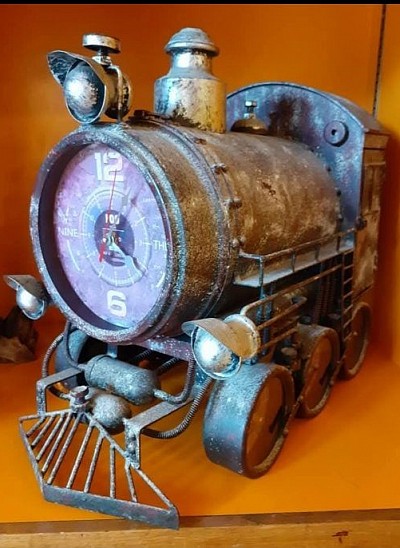 Ce train d’horloges au look vintage industriel est bien plus qu’un simple objet déco : c’est une pièce maîtresse qui attire tous les regards. Fabriqué en métal avec une finition vieillie, il évoque l’élégance du passé tout en offrant une fonctionnalité moderne. 🕰️ Caractéristiques - 7 cadrans pour suivre différents fuseaux horaires ou créer une ambiance personnalisée - Peut être fixé au mur ou posé sur un meuble - Compartiment de rangement intérieur pratique et discret - Détails soignés : roues, tuyauterie, cheminée, et finitions patinées 📐 Dimensions - Hauteur : 50 cm - Largeur : 51 cm - Profondeur : 30 cm 💶 Prix : 400,00 € Un objet rare, idéal pour les passionnés de déco rétro, les amateurs de voyages ou les collectionneurs de pièces uniques.
