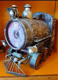 Fabriqué en métal avec une finition vieillie,  7 cadrans pour suivre différents fuseaux horaires.  Peut être fixé au mur ou posé sur un meuble   - Compartiment de rangement intérieur pratique et discret - H : 50 cm  L : 51 cm  P : 30 cm