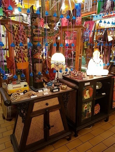 Plongez dans un monde où chaque objet raconte une histoire. Chez [karmalika], nous vous accueillons dans un espace coloré et inspirant, rempli de trésors venus d’ailleurs et d’ici. Entre le charme d’un van vintage, la sagesse d’un Bouddha, et les textures vibrantes de nos textiles, notre boutique est bien plus qu’un lieu de vente — c’est une invitation au voyage.