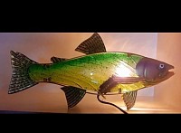 Son corps en verre aux reflets verts et jaunes s’illumine pour créer une ambiance douce et artistique.  L : 38 cm   H : 17,5 cm