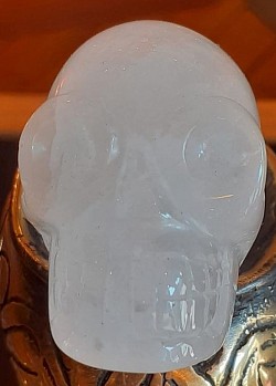 Tête de Mort en Cristal de Roche – 60,00 €  Sculpté dans du cristal de roche naturel. Hauteur : 5 cm   Largeur : 3 cm
