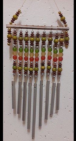 Carillon Rasta à Perles – 15,00 €  Composé de perles colorées et de tubes métalliques suspendus, il diffuse une douce mélodie au moindre souffle d’air.   H : 48 cm   L : 16 cm