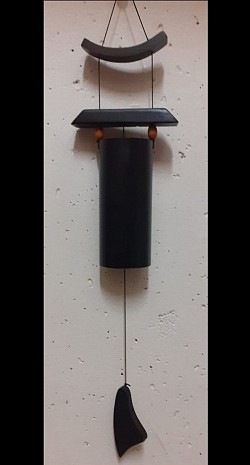 Carillon Tube Japonais en Métal – 15,00 €  Son design épuré et suspendu apporte une touche de sérénité à votre espace intérieur ou extérieur. H: 61 cm    L : 11,5 cm.