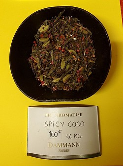 Thé Vert SPICY COCO. Cannelle, cardamome, baie de rose, clou girofle, noix coco et fruits de la passion. Vendu par 100g 10,00€
