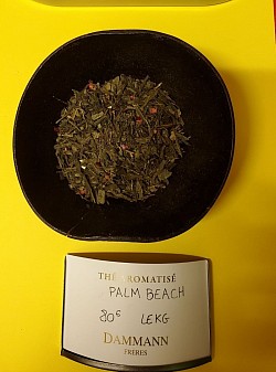 Thé Vert PALM BEACH. Écorce d'orange, banane,  pomme verte, ananas,  huile essentielle de citron vert, morceaux de fraises 8,00€ les 100g
