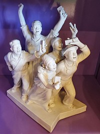 Porcelaine blanche   Six personnages   Paix & unité