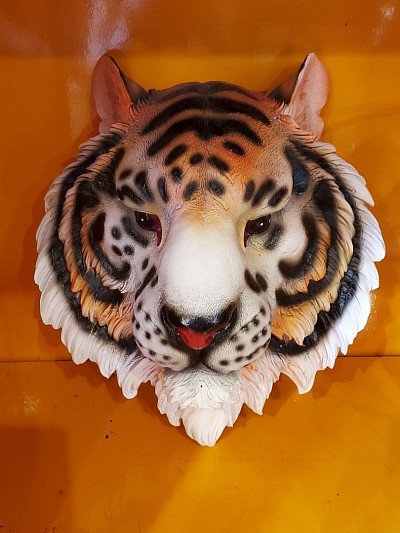 Ce trophée tigre ultra réaliste. Son regard perçant et ses détails soignés en font une pièce décorative captivante. Hauteur 37 cm × Largeur 30 cm  Prix : 65,00 €   Fabriqué en résine .