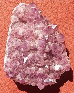 Laissez-vous séduire par la beauté brute de cette géode d’améthyste aux cristaux violets profonds et scintillants. Chaque facette reflète la lumière et invite à la contemplation. Longueur 30 cm × Largeur 25 cm   Prix : 300,00 €   Cette pièce exceptionnelle est idéale pour la décoration intérieure.