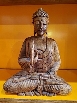 Bouddha indonésien  en Bois de Sward – Reliant le ciel et la terre, incarnation de l’harmonie universelle. -Hauteur 34 cm – Longueur 28 cm  - Prix : 120,00 €