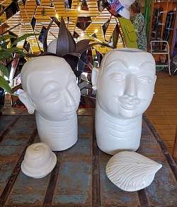 Têtes Thaï en Céramique – Art asiatique. Chaque tête s’ouvre aux niveaux des cheveux, idéal pour y glisser un petit objet. - Hauteur : 40 cm   - Largeur : 24 cm   - Prix : 100,00 € l’unité