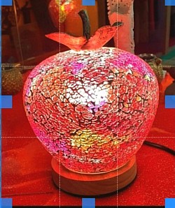 Lampe décorative “Pomme Éclat de Verre” – 60,00 € réalisée en mosaïque de verre coloré. Chaque éclat reflète la lumière avec douceur et crée une ambiance féérique. base en bois Couleur : nuances de rouge, rose et doré H: 25cm