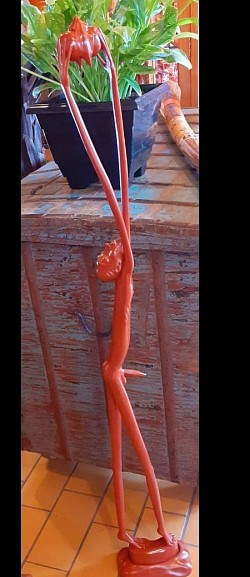Sculpture “Coco Fesse” en bois d’hibiscus .Une œuvre artisanale unique qui attire tous les regards !  Hauteur : 1m18  Largeur : 17 cm  Prix : 120,00 €