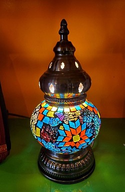 Lampe mosaïque artisanale ✨ Une touche de lumière orientale dans votre intérieur.  Hauteur : 27 cm  Largeur : 16 cm  Prix : 60,00 €