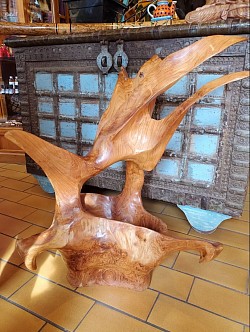 Racine de Teck – Pièce Unique   Transformez votre espace avec cette œuvre naturelle en bois de teck. Sculptée par le temps et la nature, Hauteur 75 cm × Largeur 47 cm    Prix : 300 €