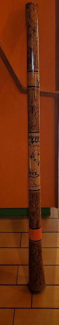 Didgeridoo en teck Traditionnel – Sonorités Ancestrales.  Longueur 1m30 × Largeur 9 cm    Prix : 70,00 €   Traditionnel d’origine australienne
