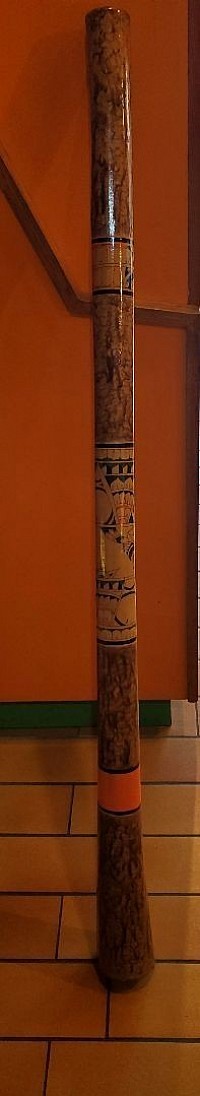 Sonorités Ancestrales.  Longueur 1m30 × Largeur 9 cm    Traditionnel d’origine australienne