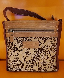 Petit sac cuir et coton fabriquer en Inde. 35,00 €