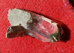 Quartz fumé. Longueur: 7.5cm et largeur 3cm prix 20,00€,
