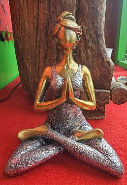 Femme yoga. Hauteur 32cm  Prix: 30,00€