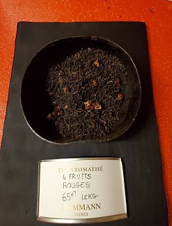 Thé noir.  4 FRUITS ROUGES. Morceaux de fraises et groseilles arômes: groseilles, framboise, fraises et cerises. prix: 6,50€  100g